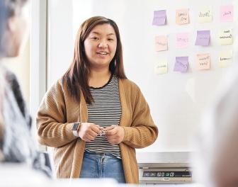 一个学生站在全班同学面前做报告